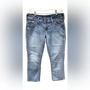 SILVER Suki Cropped Capri 31 Medium Wash Mid-Rise Festival Embroidered